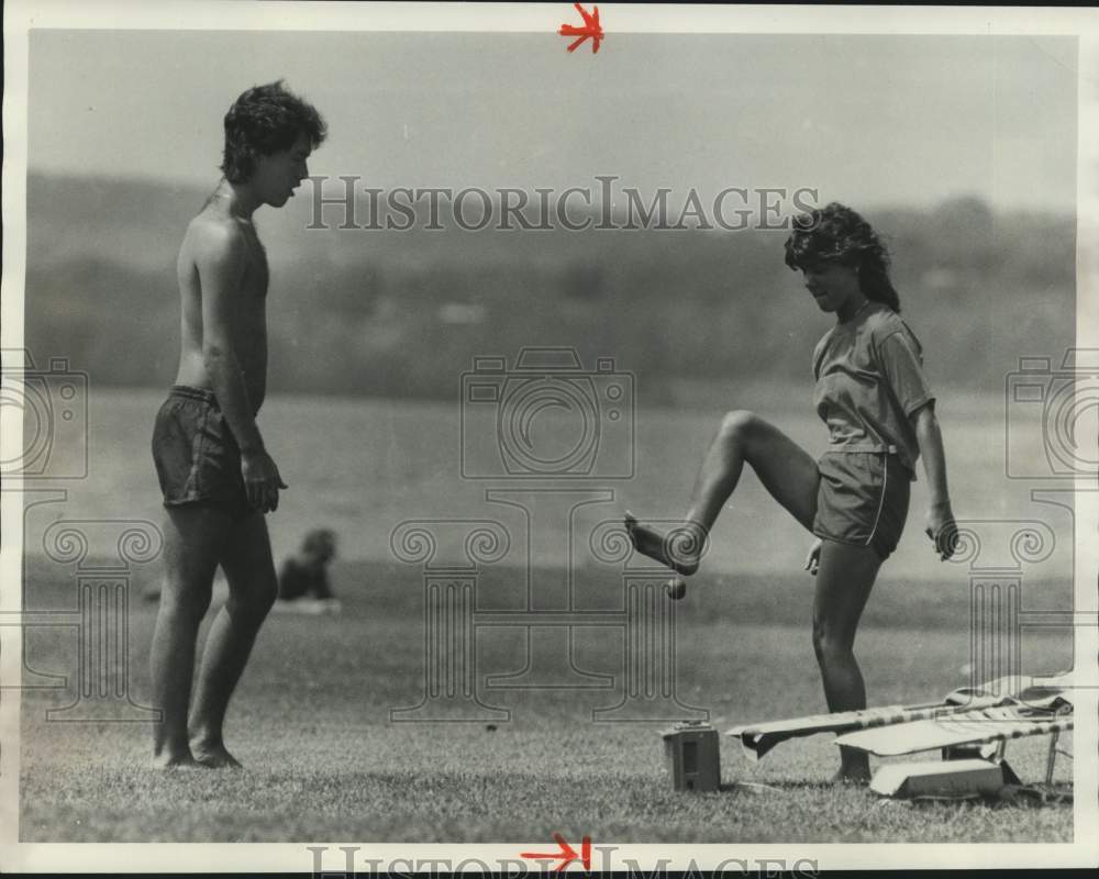 1986 Press Photo Linda Copani Playing Hackey Sack at Onondaga Lake Park - Historic Images