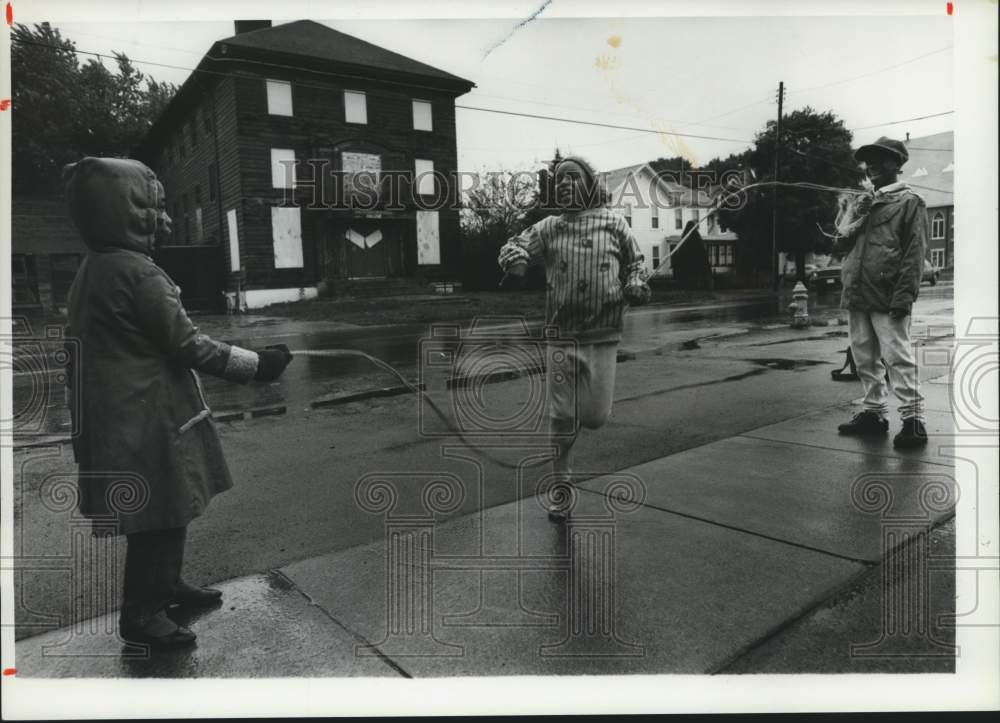 1990 Press Photo Vanessa Sanders Jumping Rope on Wall Street in Auburn - Historic Images