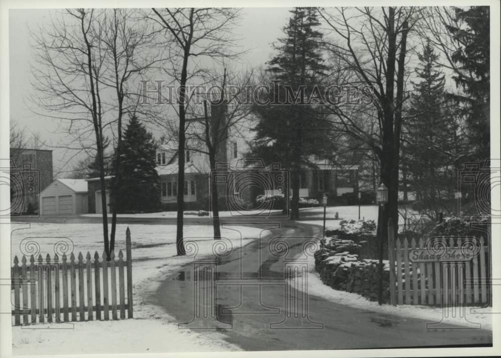 Press Photo Street View of Home Driveway of Doctor Stephen L. Weber in Oswego - Historic Images