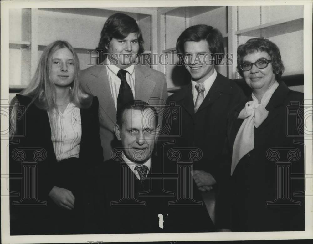 1976 Press Photo Judge Munson wit Wife Ruth and Children - Historic Images