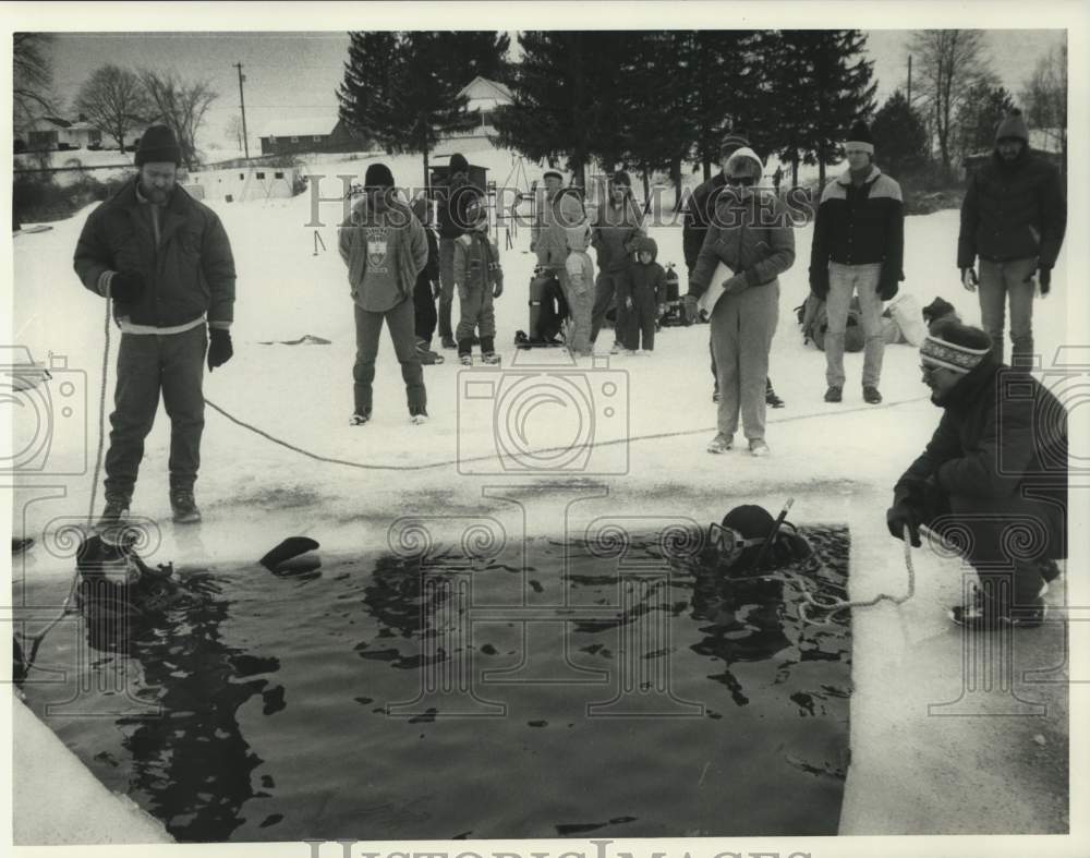 1988 Press Photo William Hickox Ice Diving at Green Lake in Tully New York - Historic Images