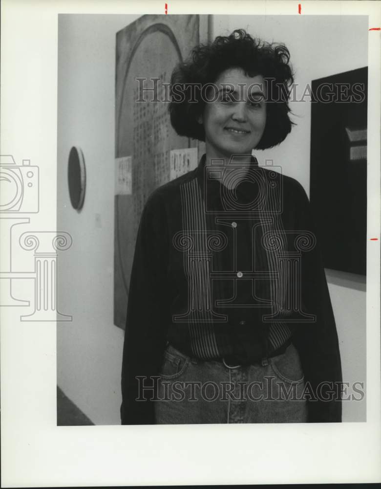 1992 Press Photo Laura Lisbon at Everson Museum with her Art Work - Historic Images