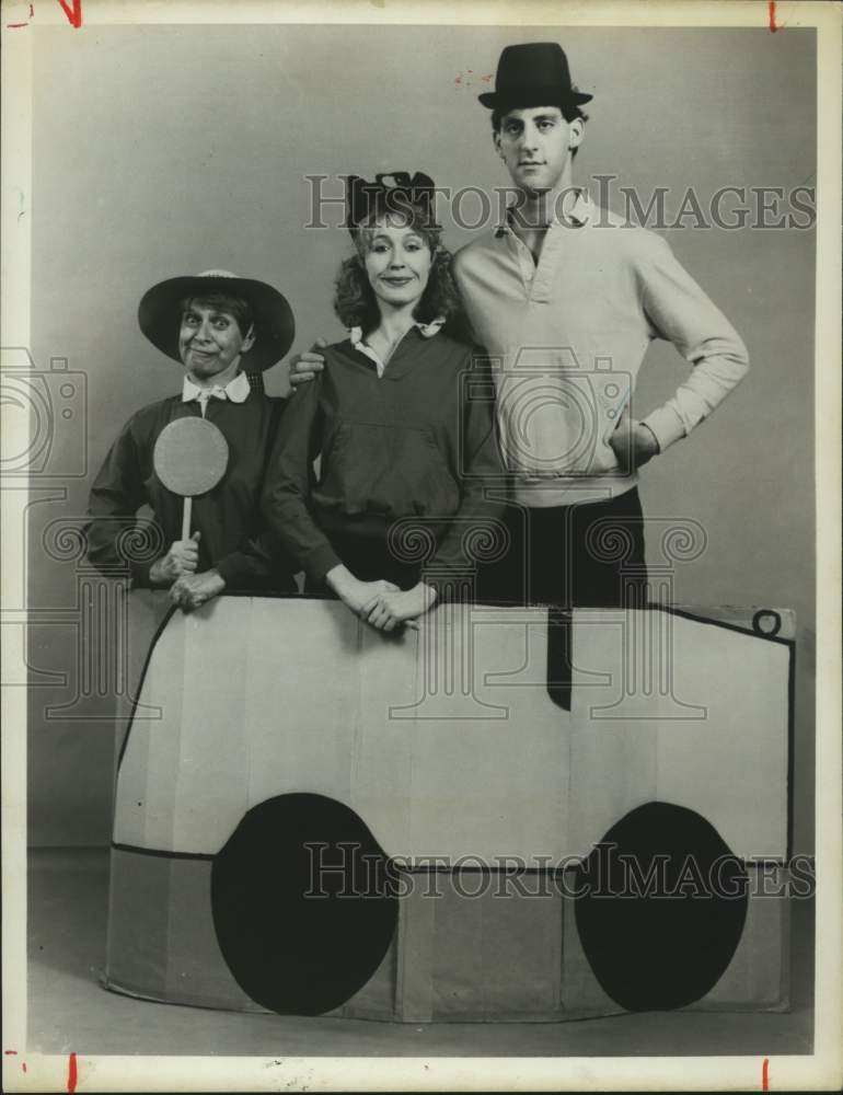 Press Photo Director Judith Martin with The Paper Bag Players Actors in Scene - Historic Images