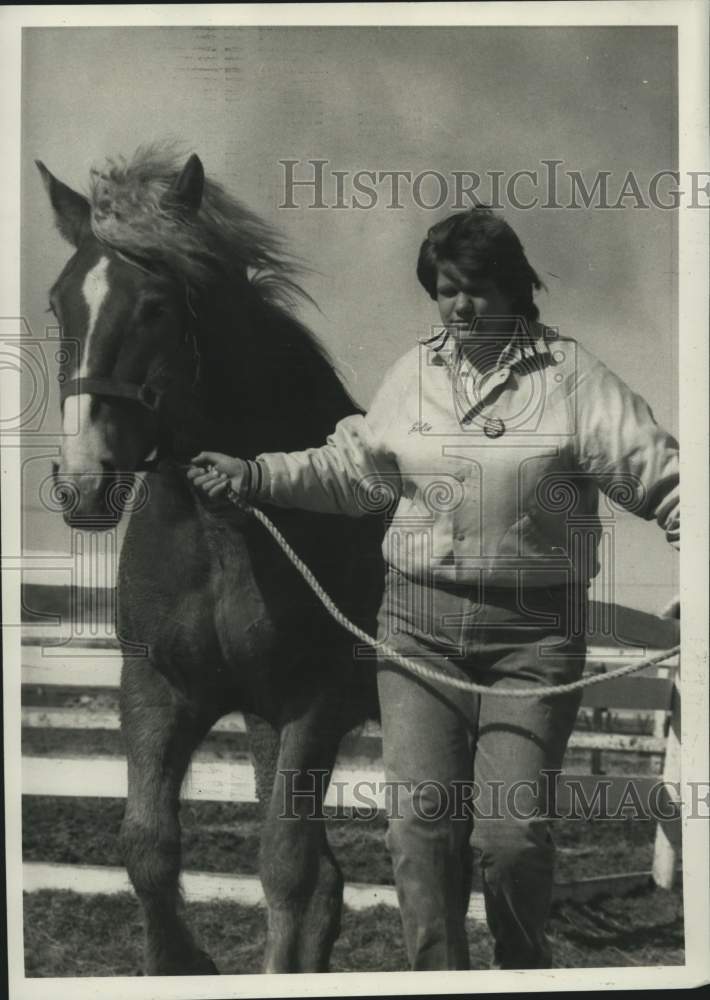 1985 Press Photo Julie Hollinger, Morrisville Student with Horse - sya16121- Historic Images