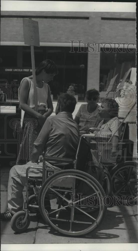 Press Photo Wendy Monroe and Attendees at Handicapped Access Rally - Historic Images