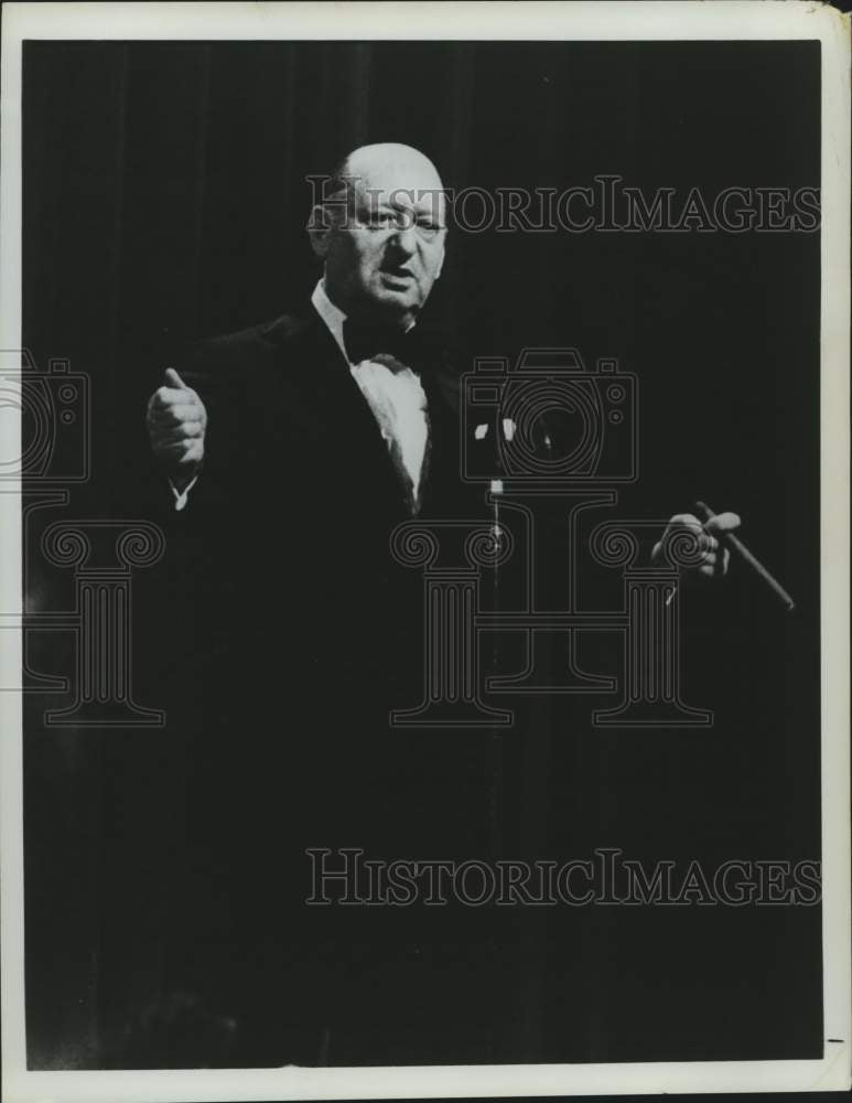 Press Photo Sir Lew Gade Speaking at Event - Historic Images