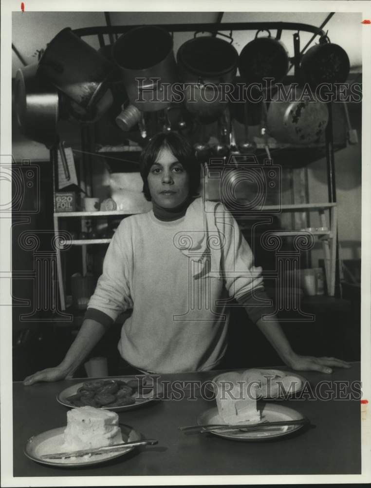 1986 Press Photo Sharon (Sunny) Lavender, Owner of Sunny&#39;s Cafe at Kitchen - Historic Images