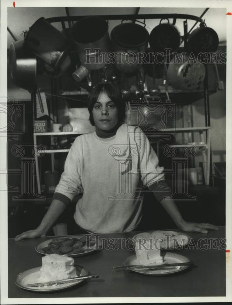 1986 Press Photo Sharon (Sunny) Lavender, Owner of Sunny's Cafe at Kitchen - Historic Images