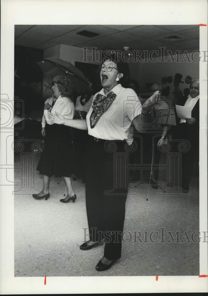 1989 Press Photo Hillto Singer&#39;s Director Louis Soliceito at General Hospital - Historic Images