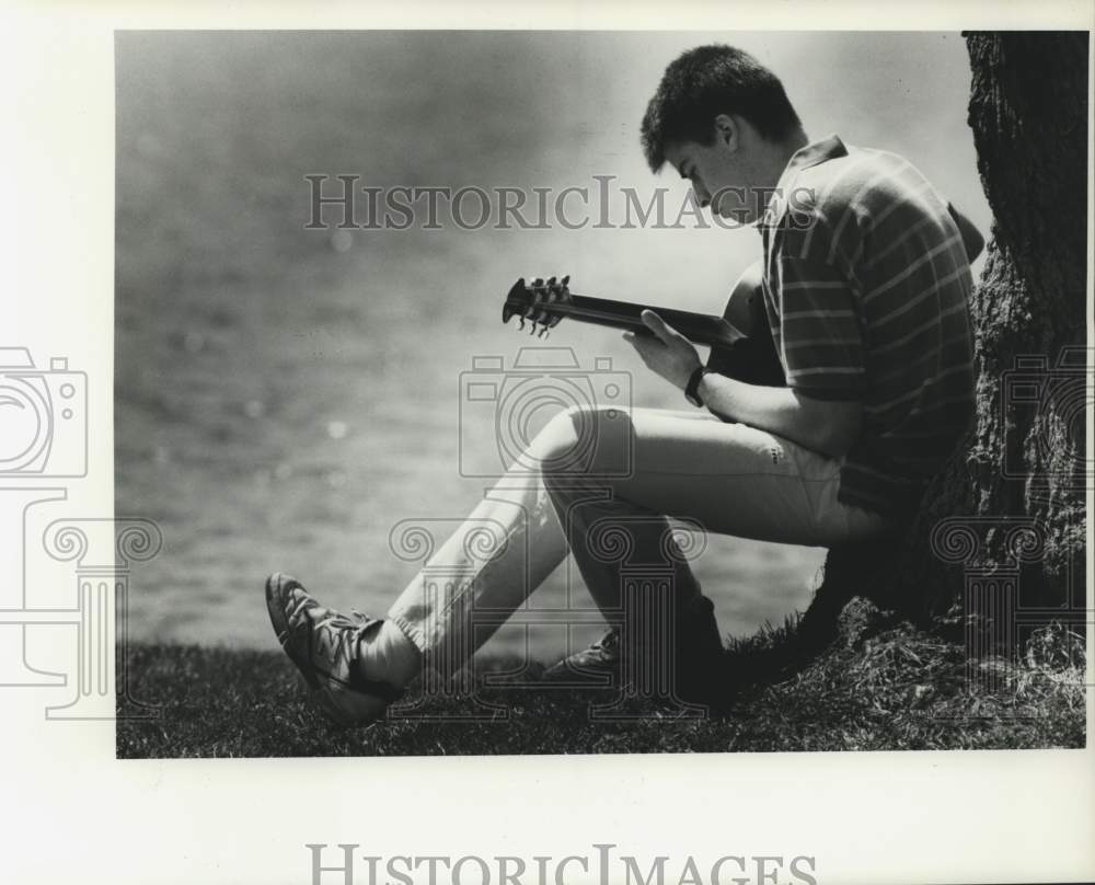 Press Photo Steve Baragona Playing Guitar at Colgate University Taylor Lake- Historic Images