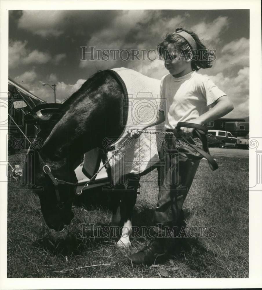 1989 Press Photo Leigh Cohen at Lake Placid Horse Show with Pony - sya17493 - Historic Images