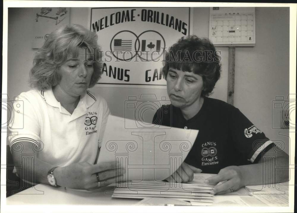 1989 Press Photo Canus Games' Media and Activity Coordinators Discuss New Games - Historic Images