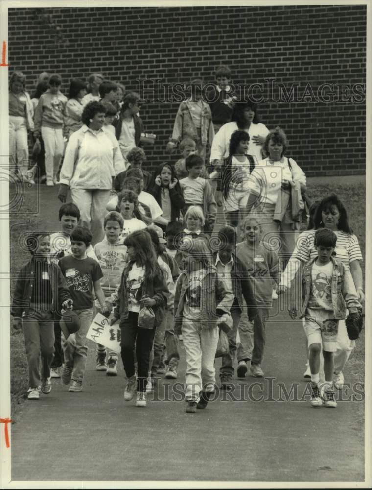 Press Photo Waterman Elementary School Kids at Austin Park Pen Pal Program - Historic Images