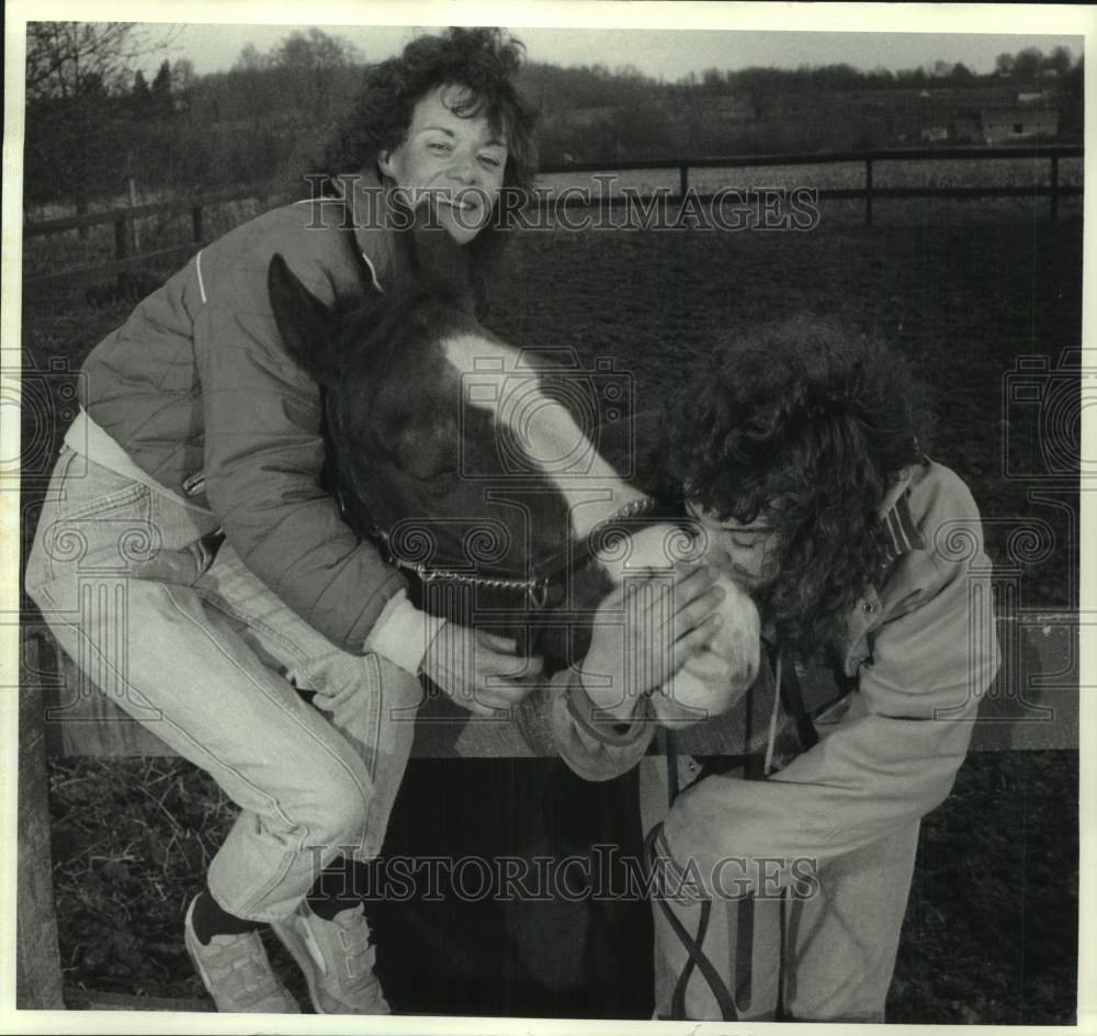 1988 Press Photo Lorrain and Jennifer Hyatt with Horse Tex - sya20008 - Historic Images