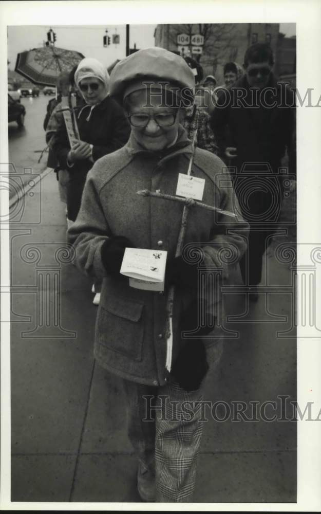 1982 Press Photo Dolores Simmons at Oswego Good Friday Ritual on Bridge Street- Historic Images