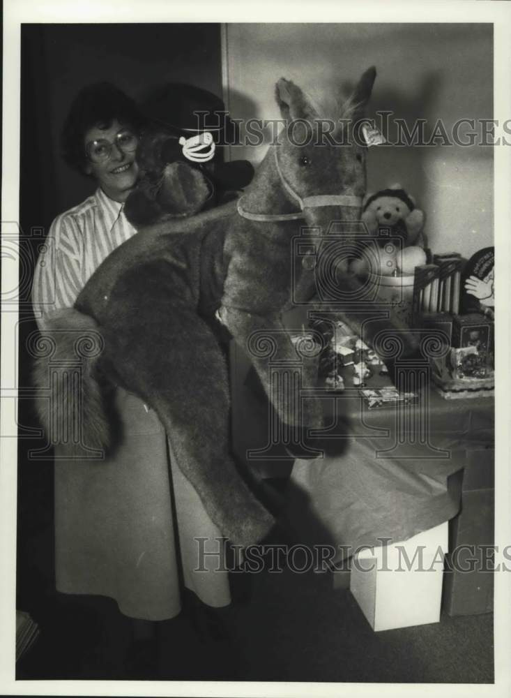 1986 Press Photo Suzanne Beeching at Crouse irving Hospital with Christmas Toys- Historic Images