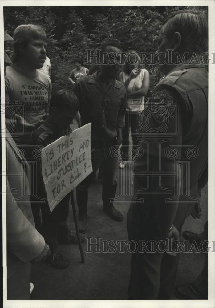 1986 Press Photo Harold Ingraham Supporters at Protest with Chenango Sheriff - Historic Images