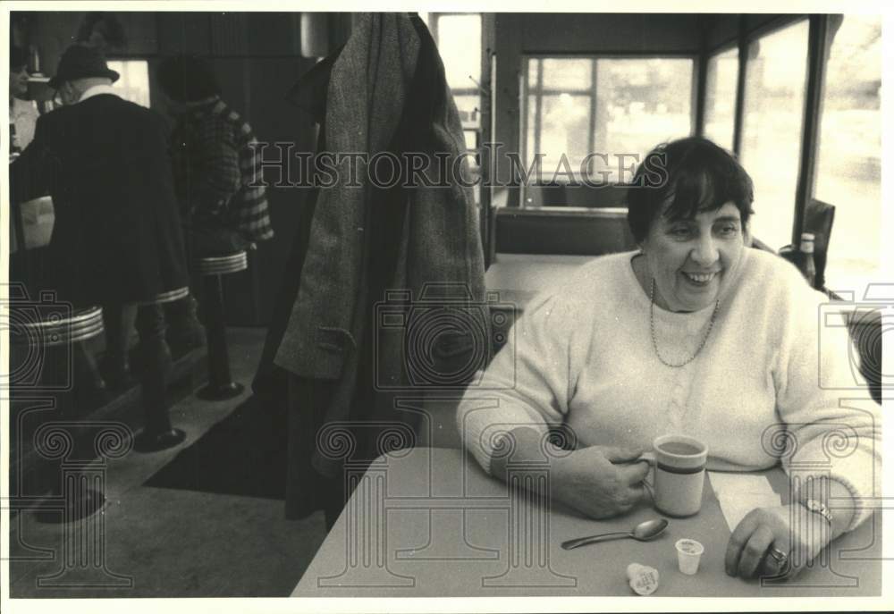 1987 Press Photo State Office Worker Pat Marple at Tom&#39;s Clam Cove Restaurant- Historic Images