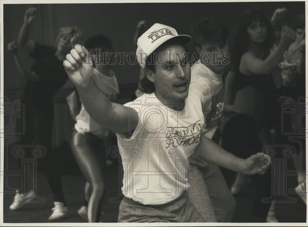 1989 Press Photo Robert Otis, Aerobics Instructor with Class - sya21182 - Historic Images