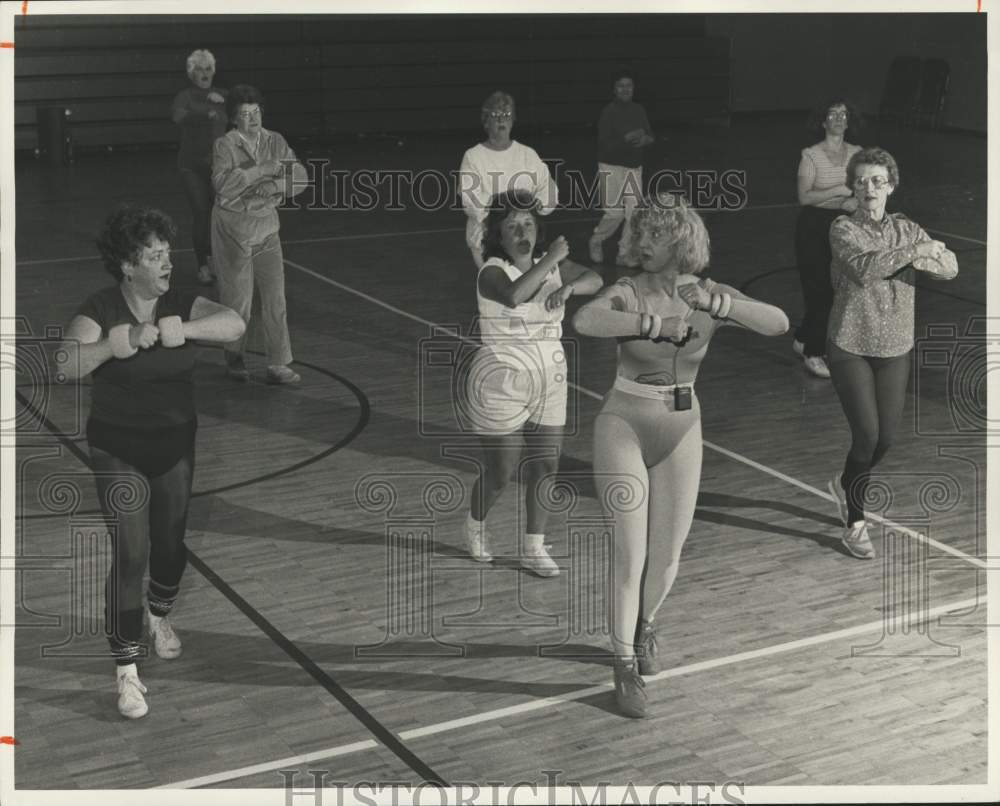 1987 Press Photo Diana Luber, Aerobics Instructor with Class - sya21184- Historic Images