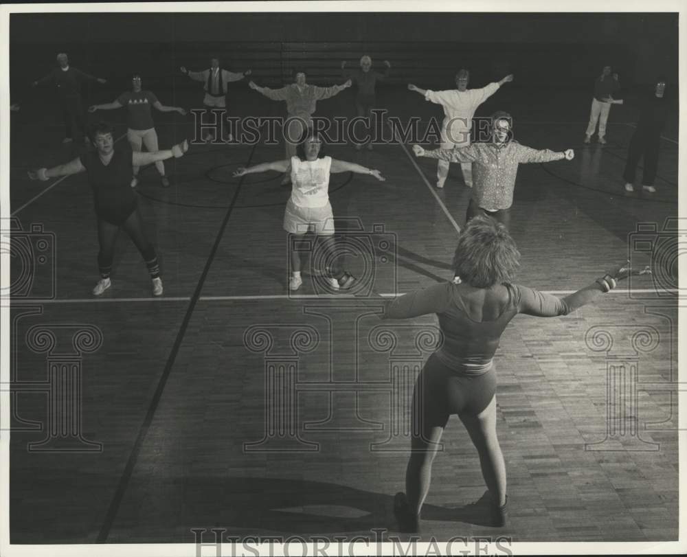 1987 Press Photo Aerobics Instructor Diana Luber with Class - sya21185 - Historic Images