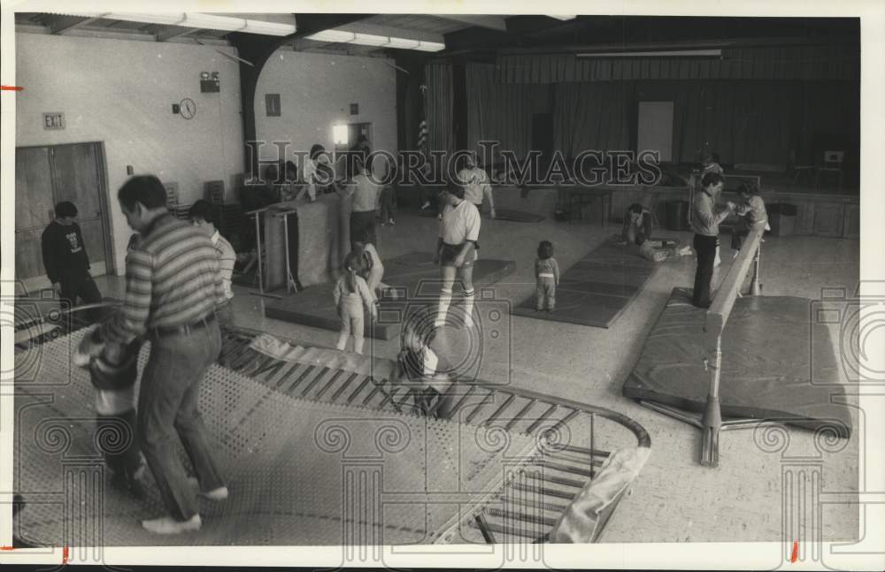 1986 Press Photo DeWitt Jewish Community Center Daddy and Me Gymnastics Program - Historic Images