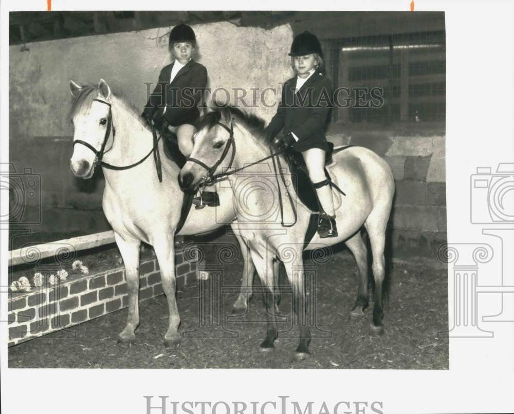 1989 Press Photo Carrie and Christy Conway Riding Pony Horses - sya21911 - Historic Images