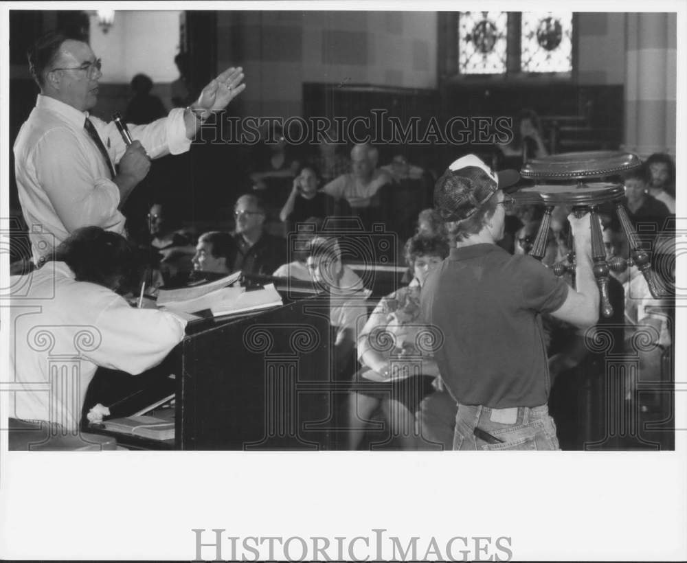 1988 Press Photo Auctioneer Tom Knapp at First Baptist Church Auction - Historic Images