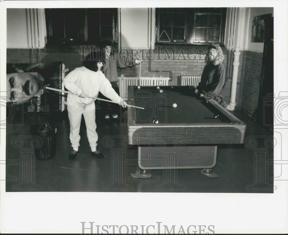 1989 Press Photo Teenagers Play Pool at First Presbyterian Church in Oneida - Historic Images