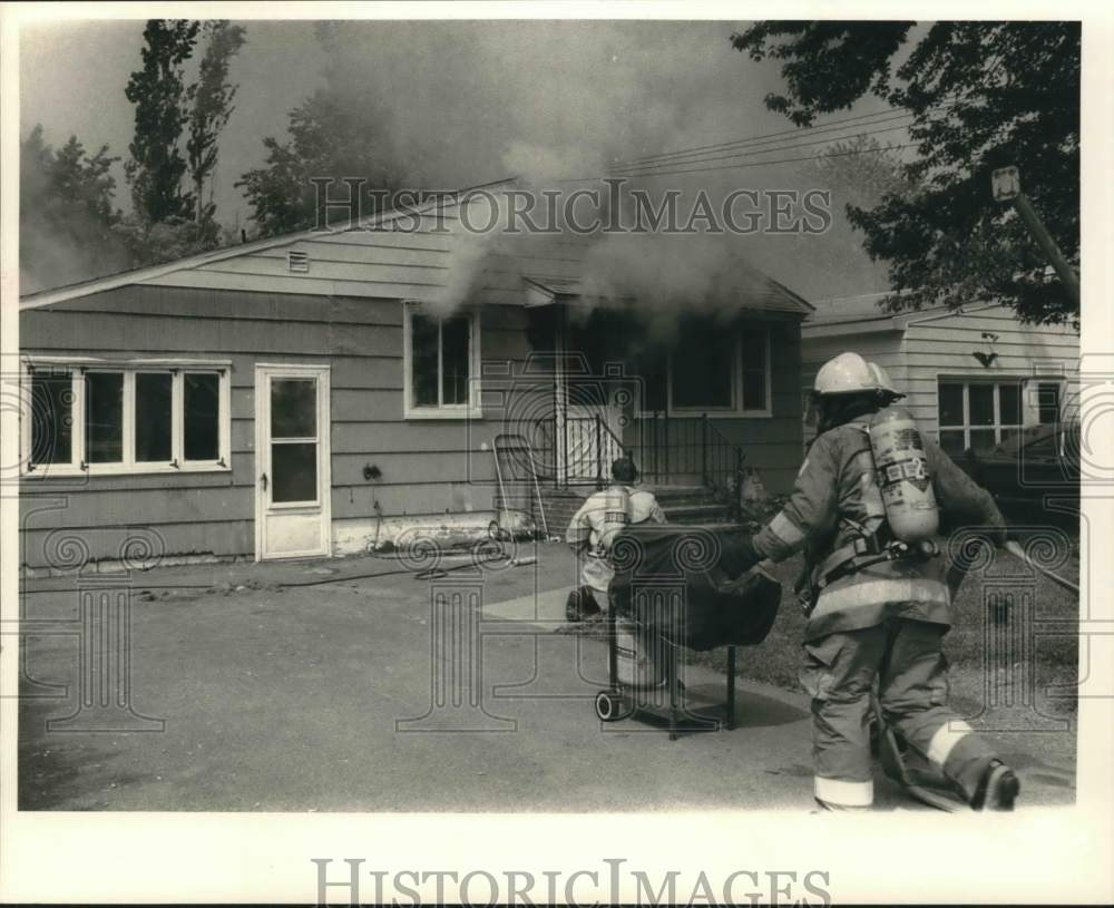 1989 Press Photo Firemen at 319 Pleasantview Drive House Fire in Liverpool- Historic Images