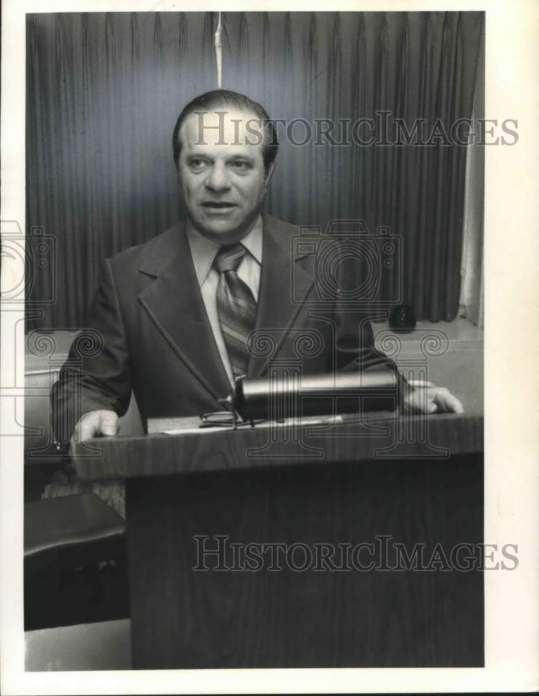 1976 Press Photo Hy Miller Speaking at Podium - sya22907 - Historic Images