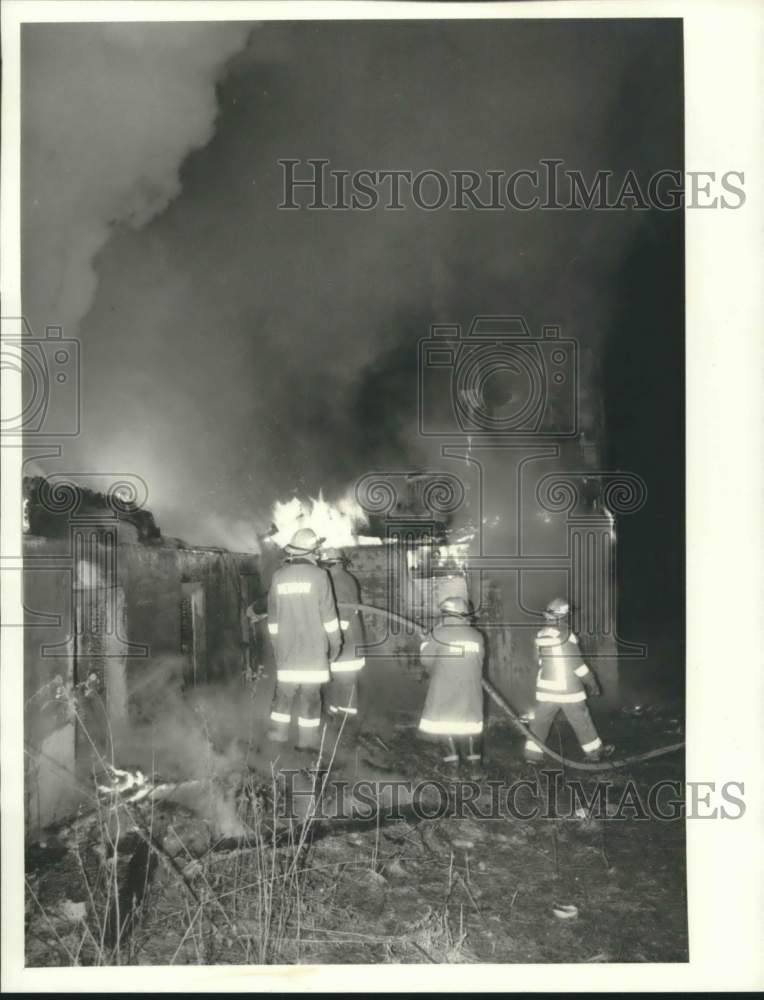 1986 Press Photo Firefighters at Onondaga Indian Reservation Building Fire - Historic Images