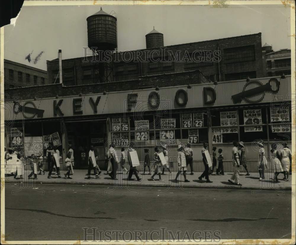 1964 Farragut Tenant&#39;s Associaiton March at Key Food Store-Historic Images