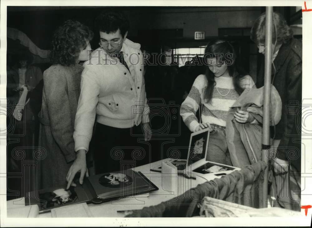 1985 Press Photo Damon Michaels and Linda McGrath at Vardew Studio Booth - Historic Images