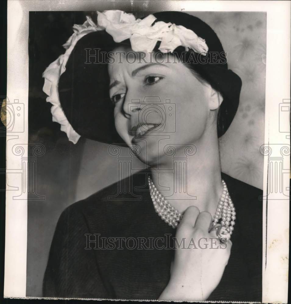 1958 Actress Eva Bartok at London news conference-Historic Images