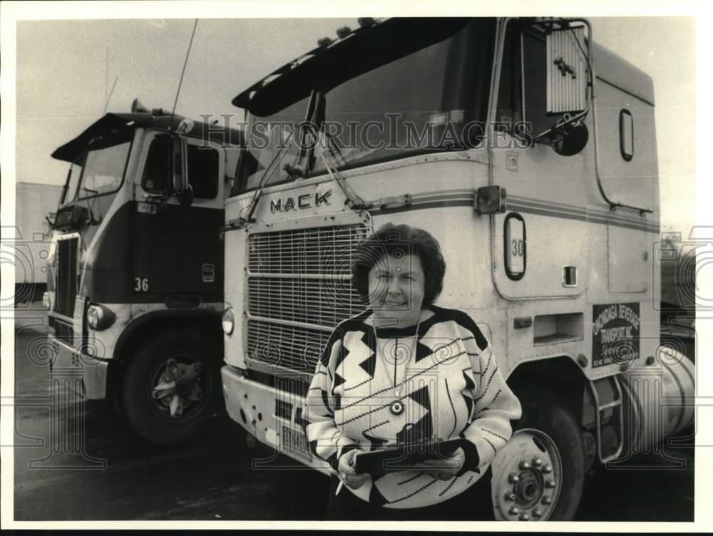 1987 Press Photo Freeda Behnam of Onondaga Beverage with trucks she oversees - Historic Images