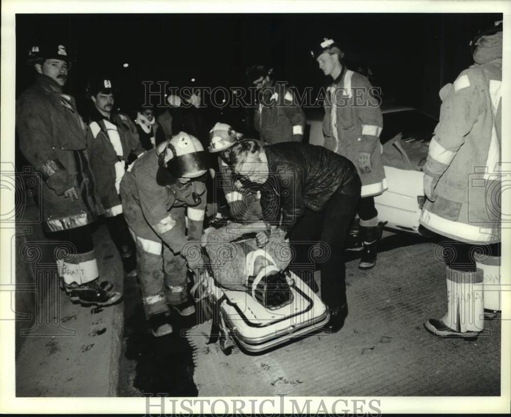 1989 Press Photo Syracuse Firemen with Victim at Route 81 Automobile Accident- Historic Images