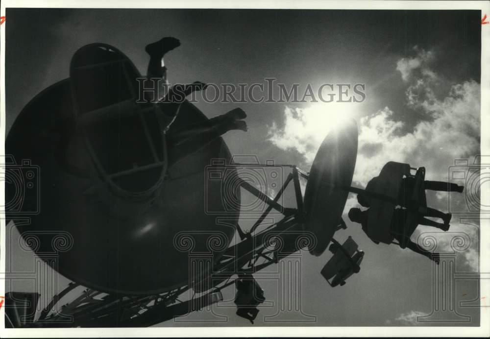 1985 Press Photo The Paratrooper Ride at the Taunton Fire Department from under - Historic Images