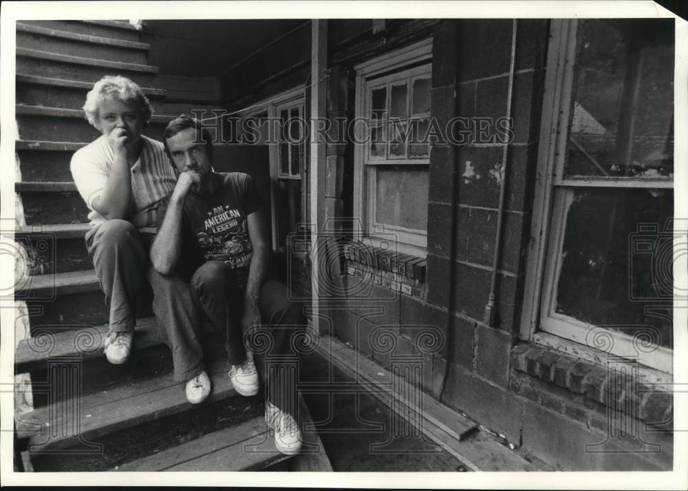 1987 Press Photo Couple Sitting on Stairs at 420 Tallman Street Building - Historic Images