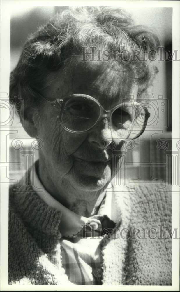 1988 Press Photo 76-year-old Eleanor Smith, of Morrisville, New York - sya43812- Historic Images