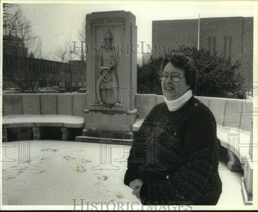 1989 Press Photo Kathleen Niles at Collins Block Fire Firefighters Monument- Historic Images