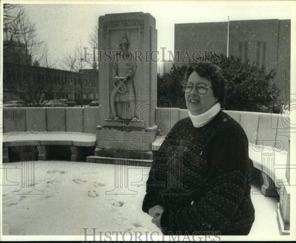 1989 Press Photo Kathleen Niles at Collins Block Fire Firefighters Mon ...