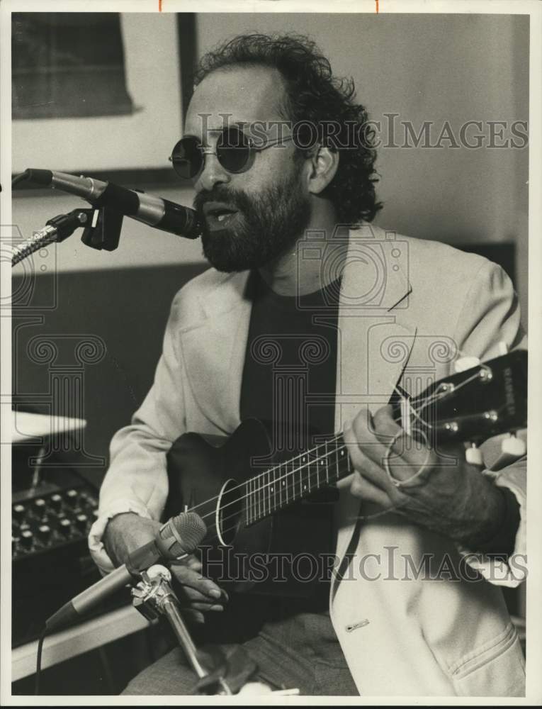 1990 Press Photo Musician Dennis Friscia at Pastabilities - sya46348 - Historic Images