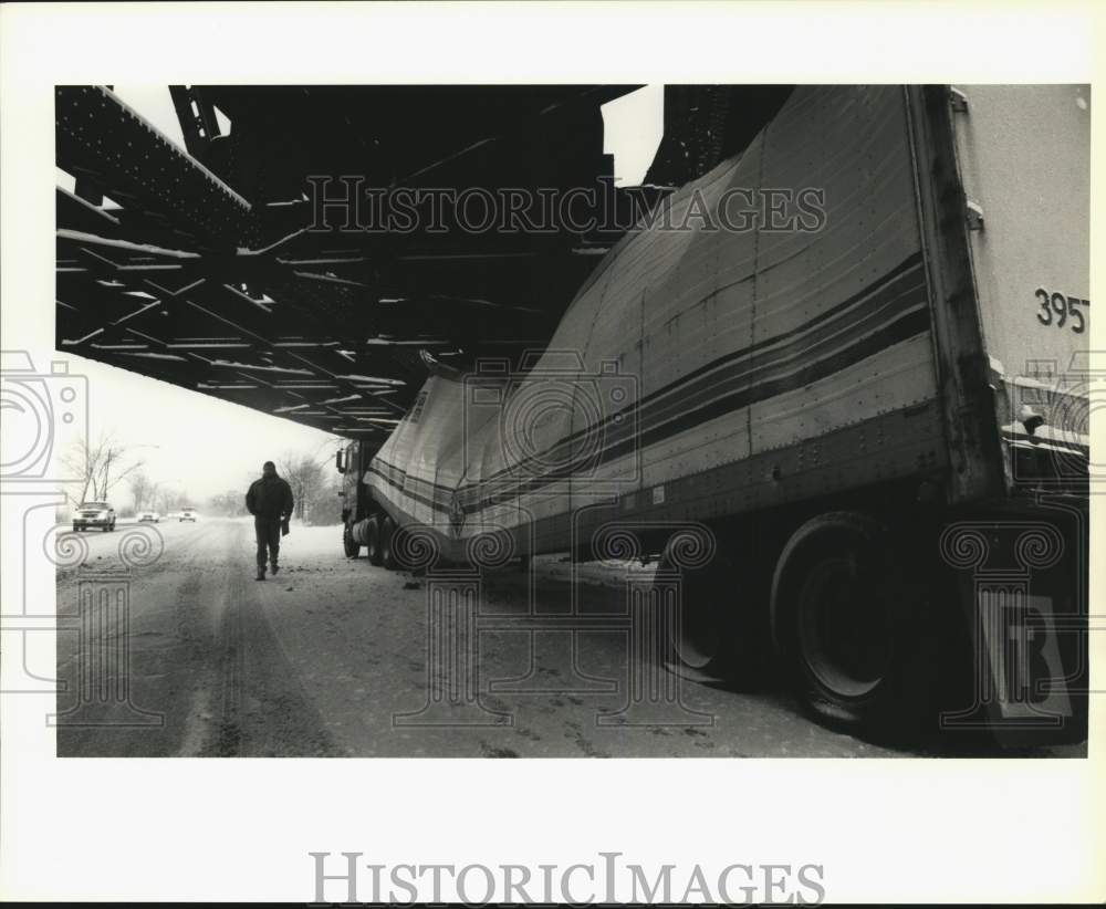 1992 Press Photo Man Walking Beside Semi Truck Accident on Onondaga Lake Parkway- Historic Images