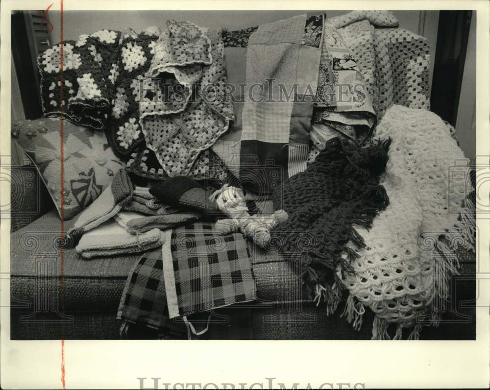 Press Photo Knitting Projects by Retired Volunteer Service Program Members - Historic Images