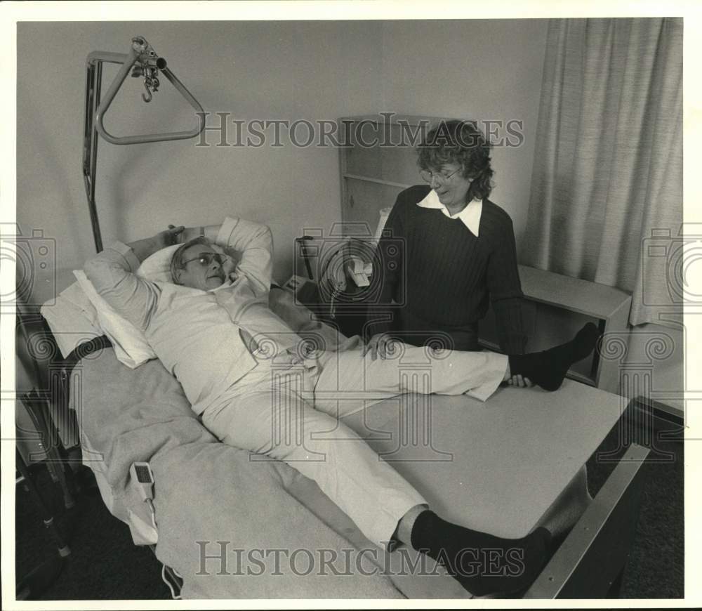 1987 Press Photo Ralph Blasi with Physical Therapist Jan Tuttle at Home- Historic Images