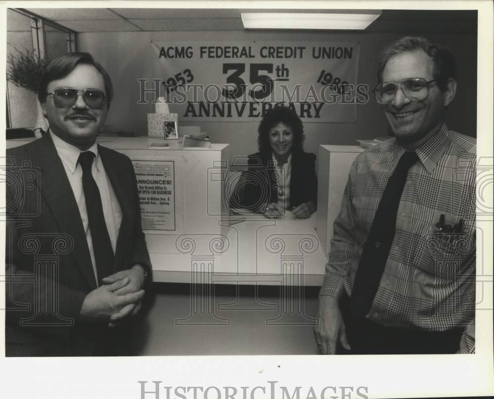 1988 Press Photo ACMG Federal Credit Union Manager Dan Packer with Employees- Historic Images