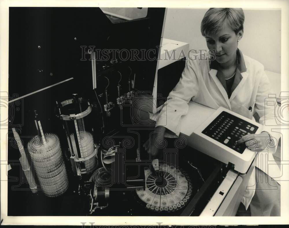 1985 Press Photo Allied Corporation of New York Employee at Equipment - Historic Images