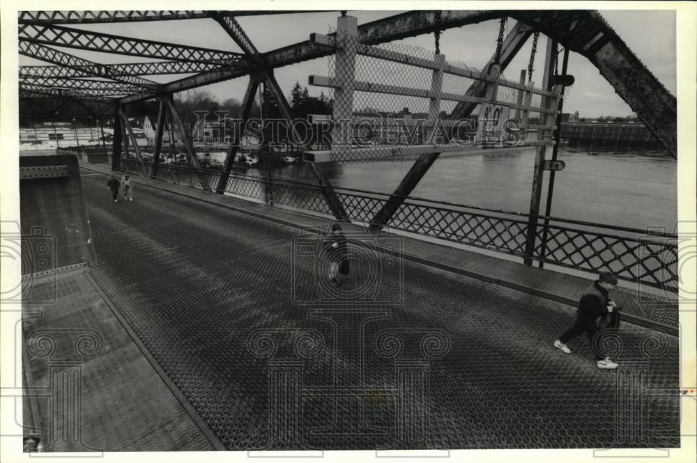 1992 Press Photo Children walking across Minetto Bridge to Elementary School - Historic Images