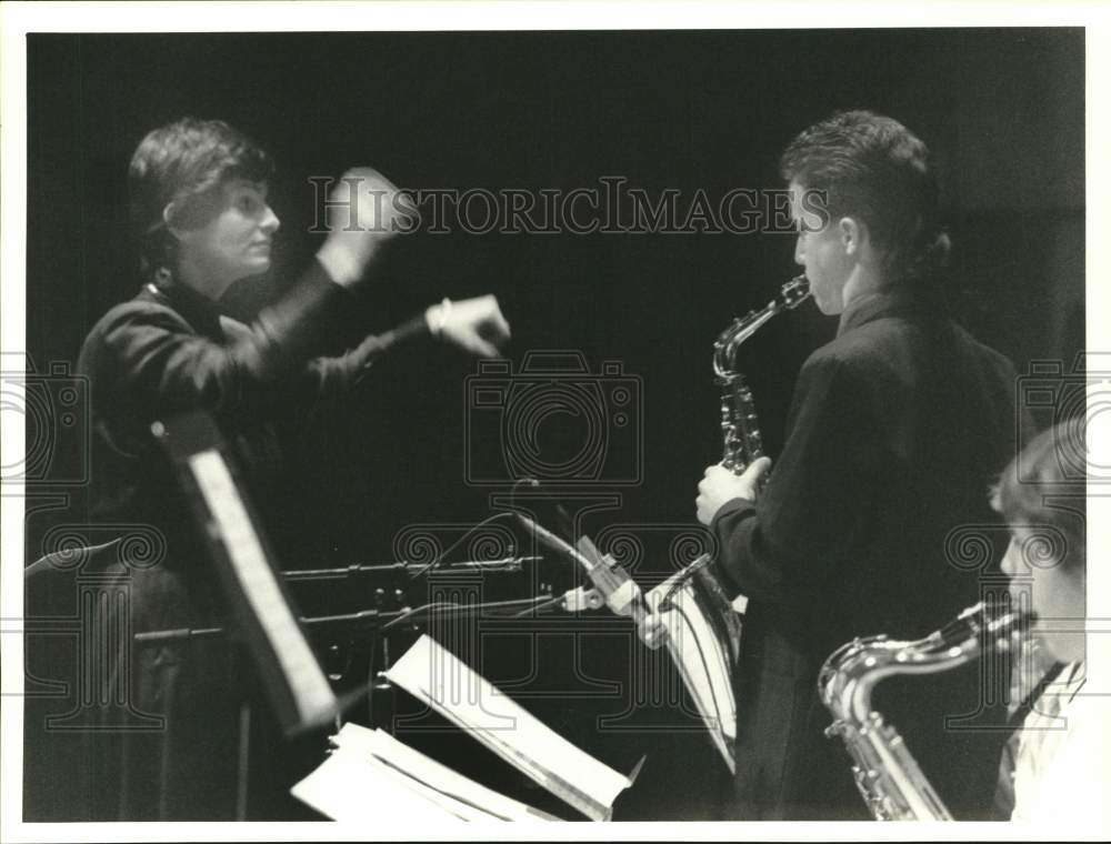 1988 Press Photo Holly Bossert, Directs Band at Citibank Jazz Festival - Historic Images